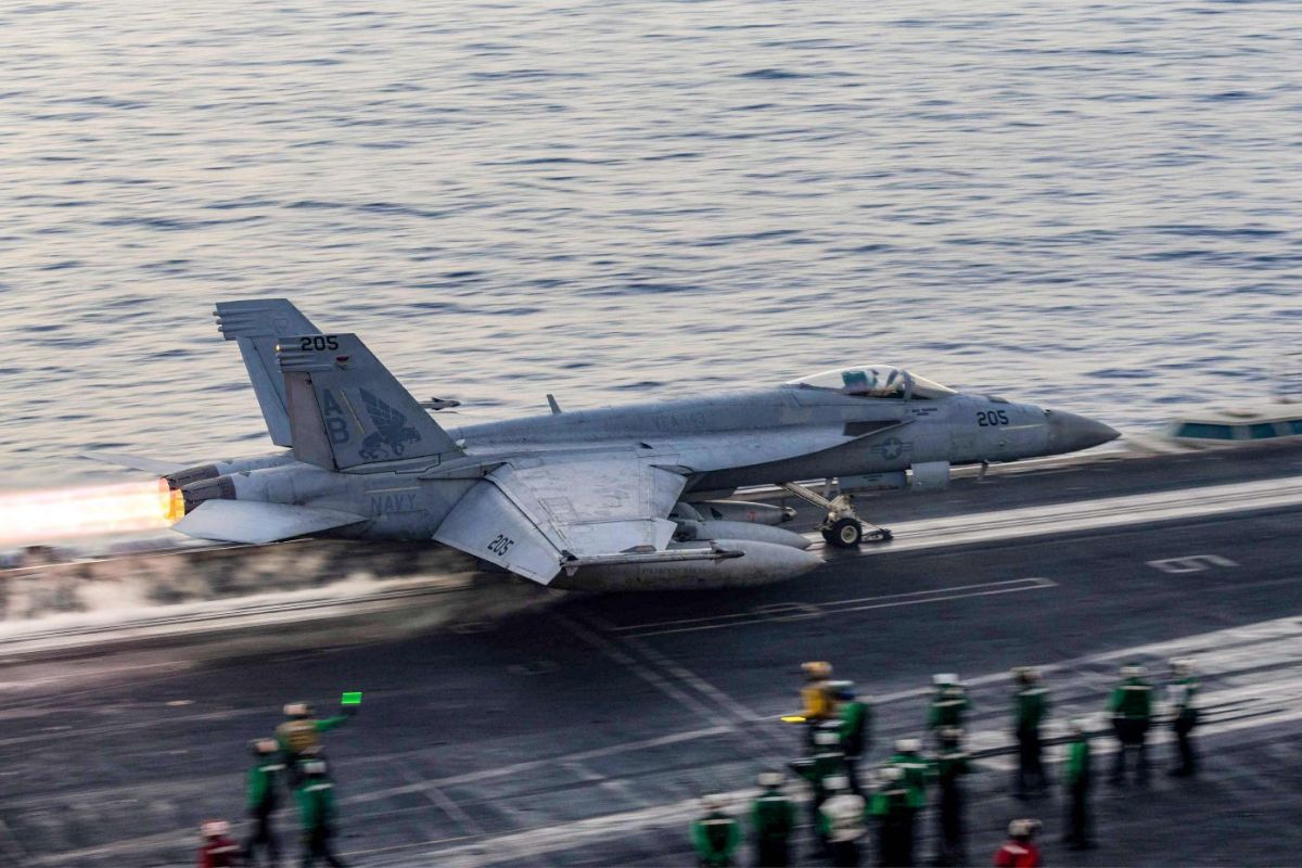 Duas aeronaves da Marinha dos EUA caem no Mar do Sul da China, envolvendo o USS Nimitz e caças Super Hornet, ampliando tensão com Pequim.