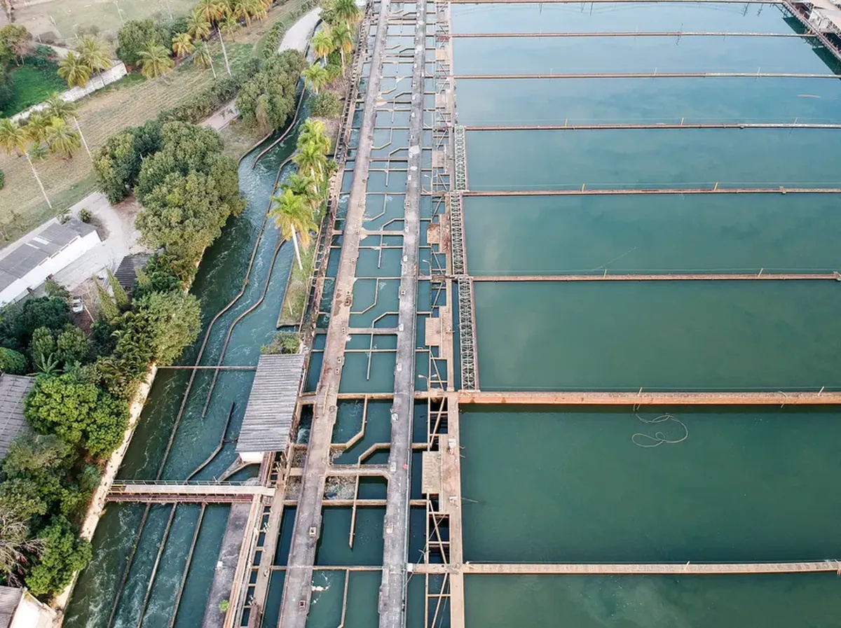 Vista aérea da Estação de Tratamento de Água Guandu, no Rio de Janeiro, com tanques e estruturas de saneamento sob análise do TCE-RJ
