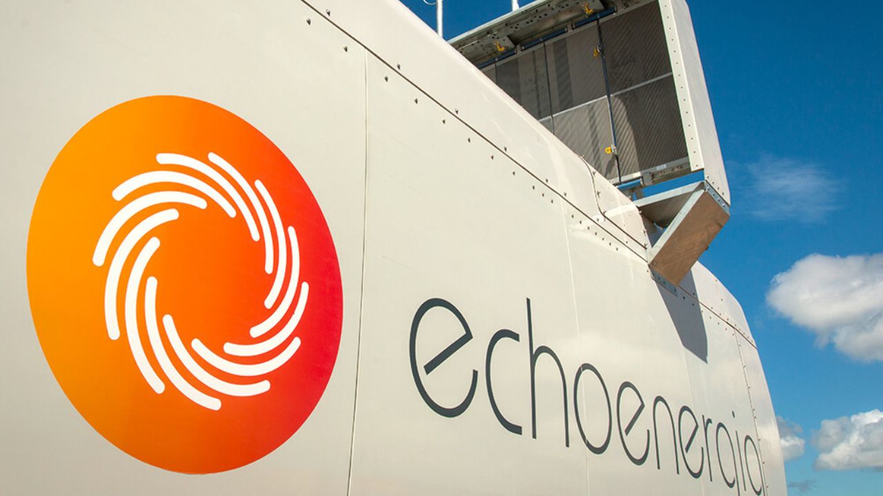 Nacelle de turbina eólica com logotipo da Echoenergia em destaque, capturada sob céu azul com nuvens, representando tecnologia de energia renovável.