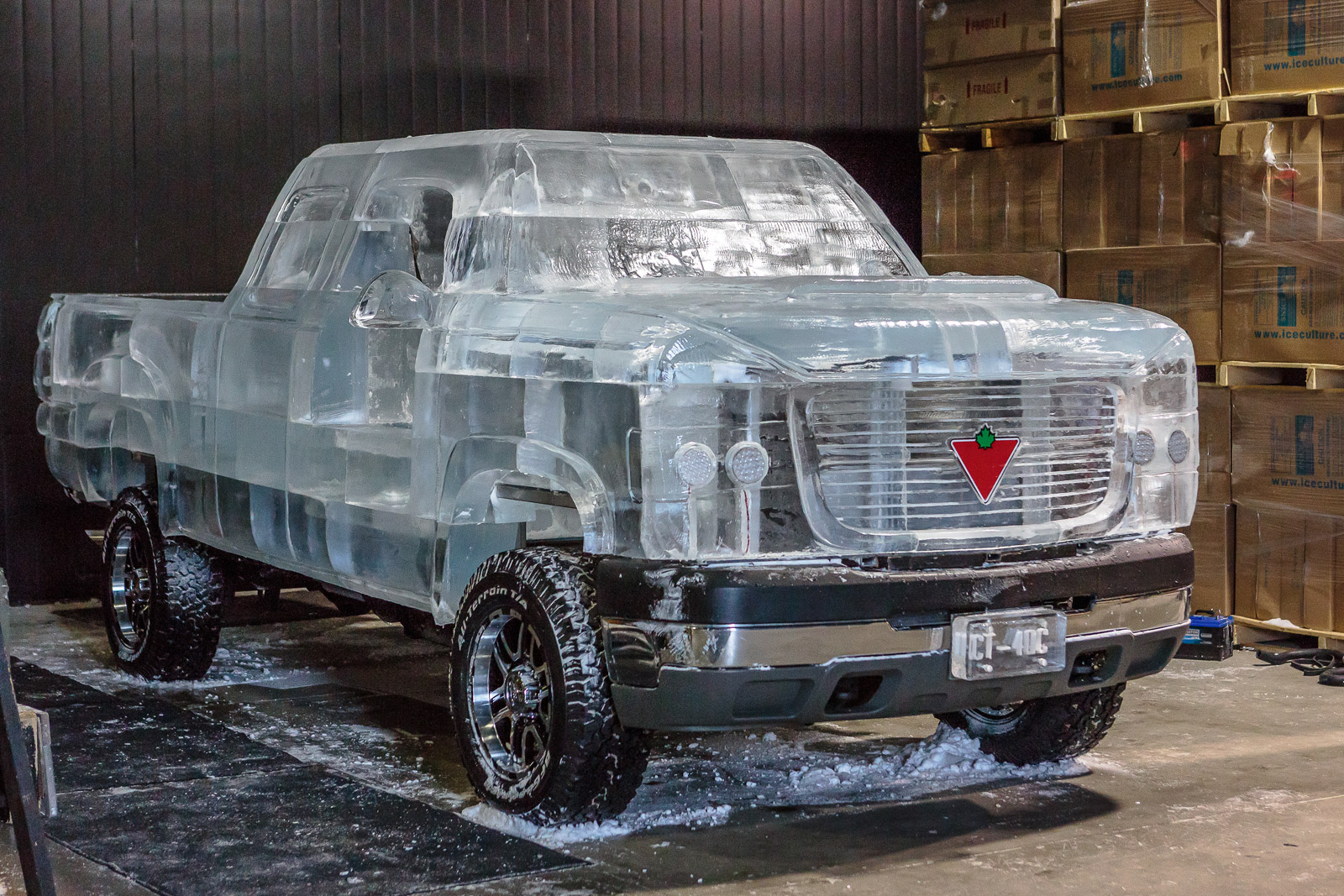 Em 2014, engenheiros canadenses construíram o primeiro carro funcional feito inteiramente de gelo: pesando quase 5 toneladas e montado sobre um chassi de Chevrolet Silverado, o veículo rodou 1,6 km a 20 km/h antes de começar a derreter