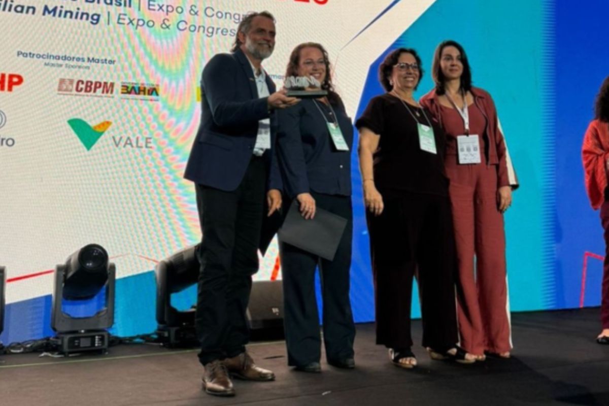 O Ministério de Minas e Energia (MME), durante a Exposibram 2025, ressaltou a importância dos minerais críticos, como níquel, grafite, cobre e terras raras, fundamentais para tecnologias limpas e o desenvolvimento sustentável.