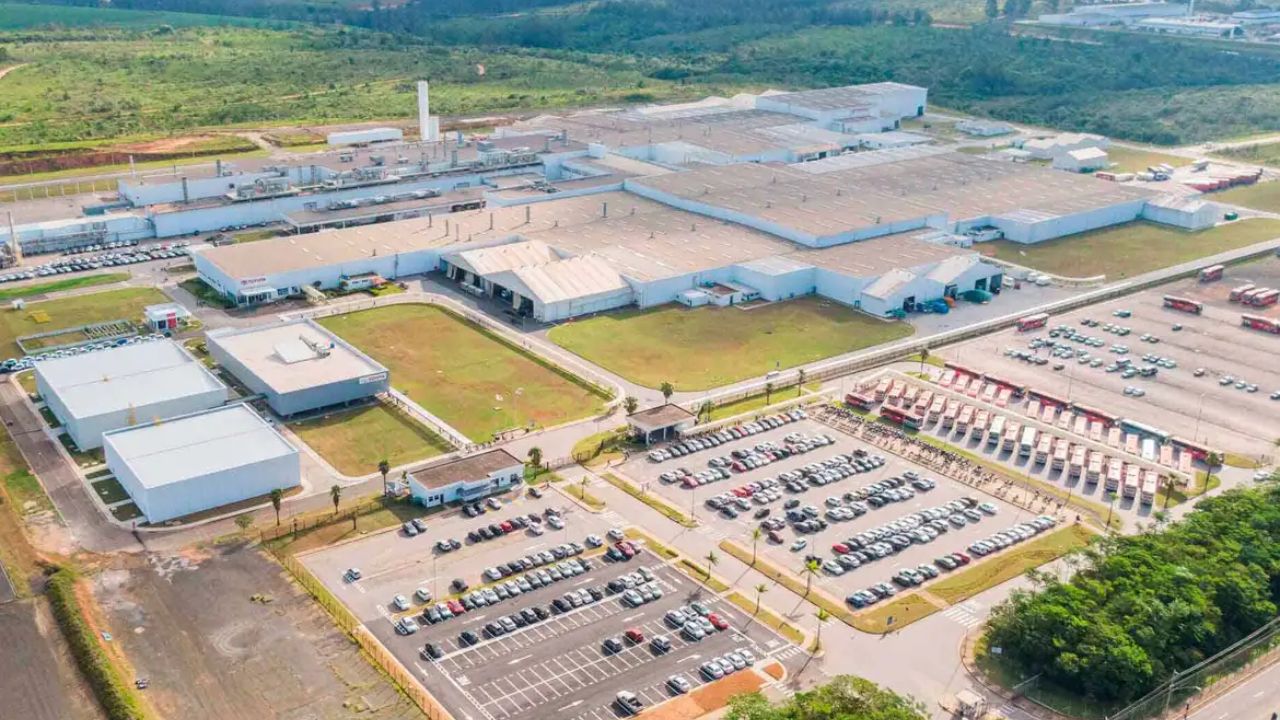 Fábrica da Toyota é destruída, para produção de Corolla e adia Yaris Cross; montadora vai importar motores híbridos para não parar totalmente