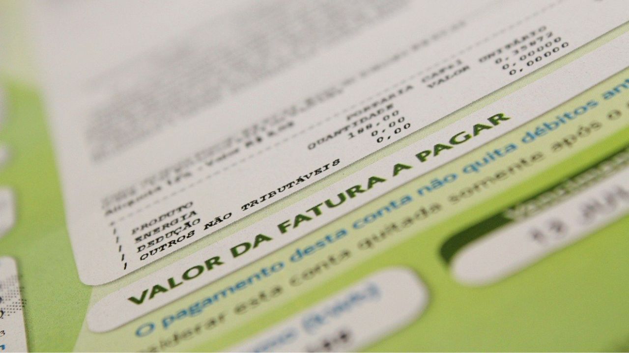 Fatura de serviços públicos brasileira com detalhamento de impostos, encargos e valor total a pagar