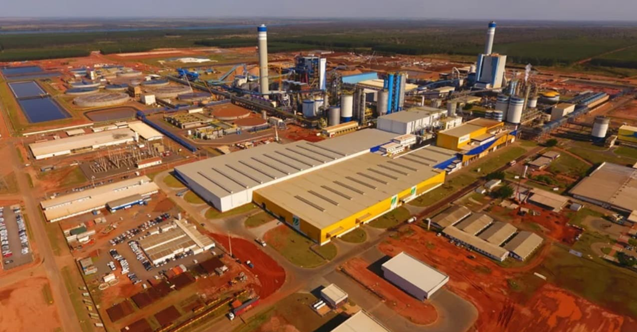 Com 1,2 milhão de m² e produção anual de 3,2 milhões de toneladas, a maior fábrica de papel e celulose das Américas fica no Brasil e funciona como uma cidade sustentável, movimentando a economia do Centro-Oeste