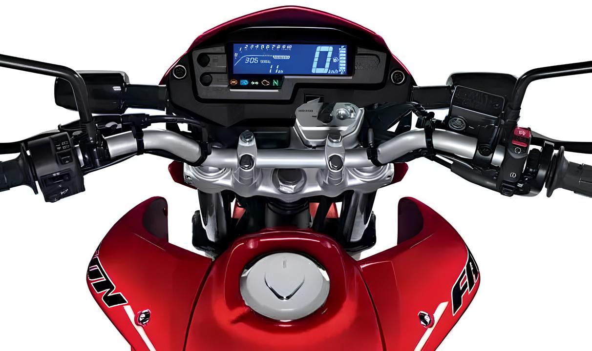 Custando cerca de R$ 21 mil e com motor 400 cc de até 31 cv, esta trail japonesa tem fama de indestrutível, manutenção barata e conforto para longas viagens; conheça a Honda NX4 Falcon 2015