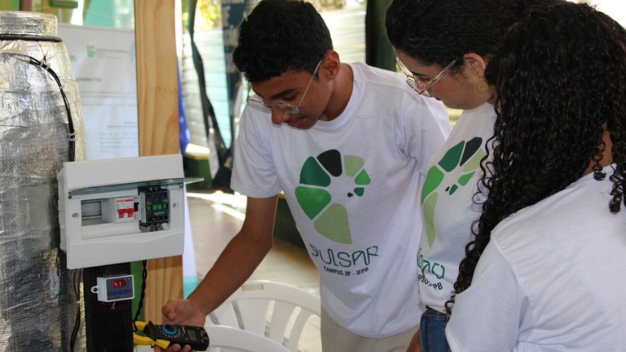 Estudantes do IFPB monitoram protótipo de aquecedor solar sustentável durante evento Pulsar 2025 em João Pessoa