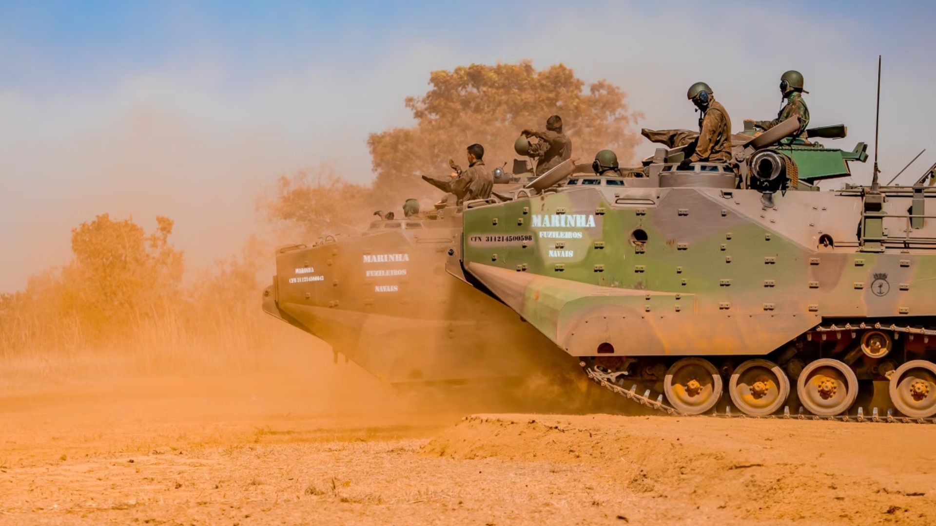 Brasil mobiliza 10 mil militares na Amazônia com blindados, caças, navio Atlântico e mísseis Astros em simulação de guerra realista.