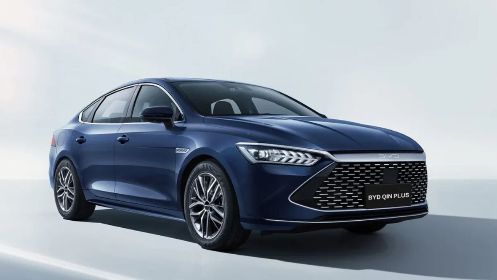 Novo BYD Qin Plus chega ao Brasil com motor híbrido DM-i 5.0 e autonomia impressionante de até 2.100 km. Conheça o rival do Corolla.