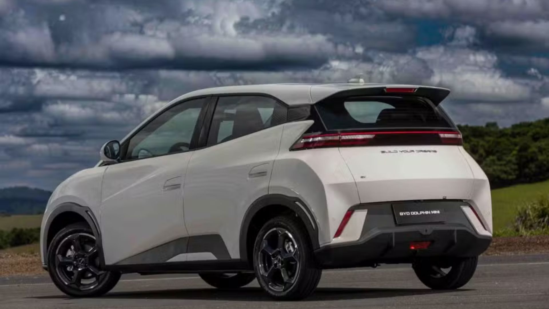 BYD lança o Dolphin Mini GL, novo carro elétrico mais barato do Brasil, produzido em Camaçari e voltado para taxistas e PCD.