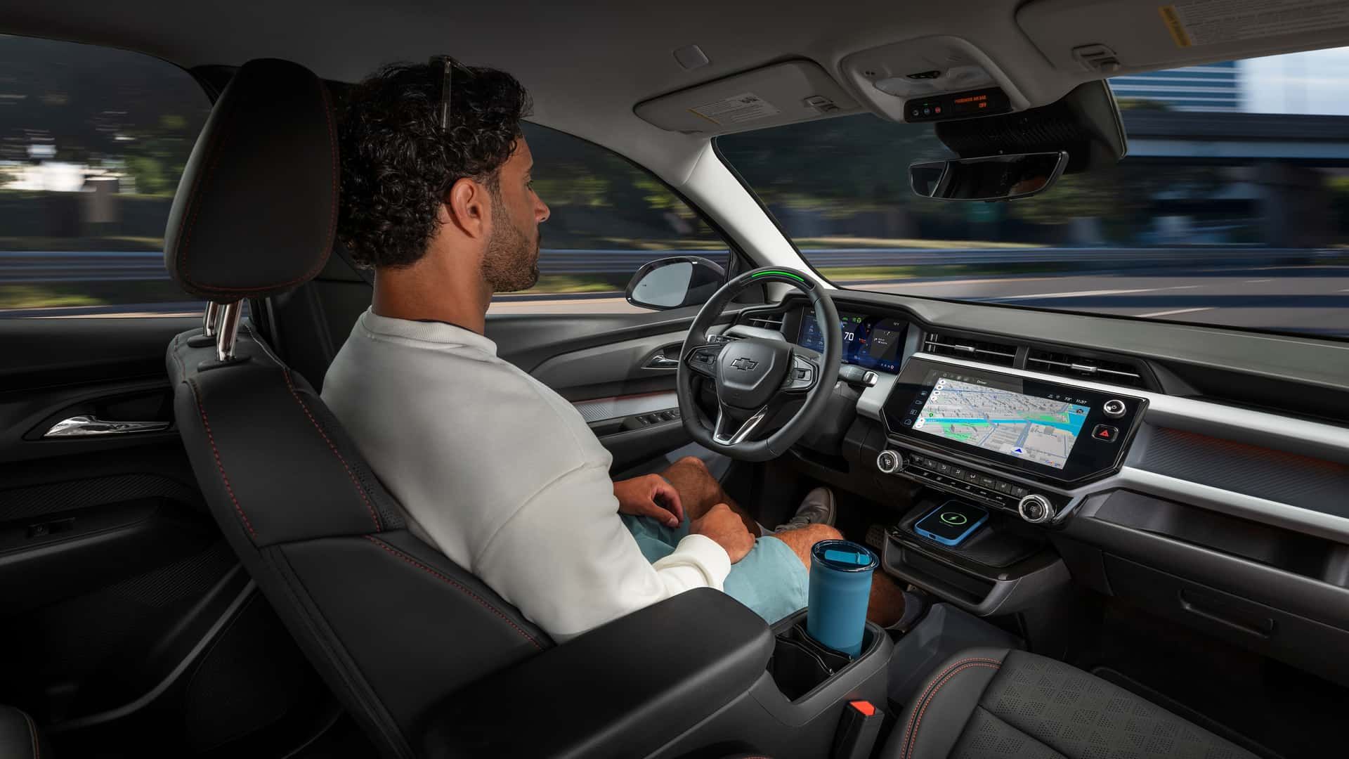 Novo Chevrolet Bolt 2027 chega com 410 km de autonomia, recarga rápida de 150 kW, porta NACS padrão Tesla e direção Super Cruise.