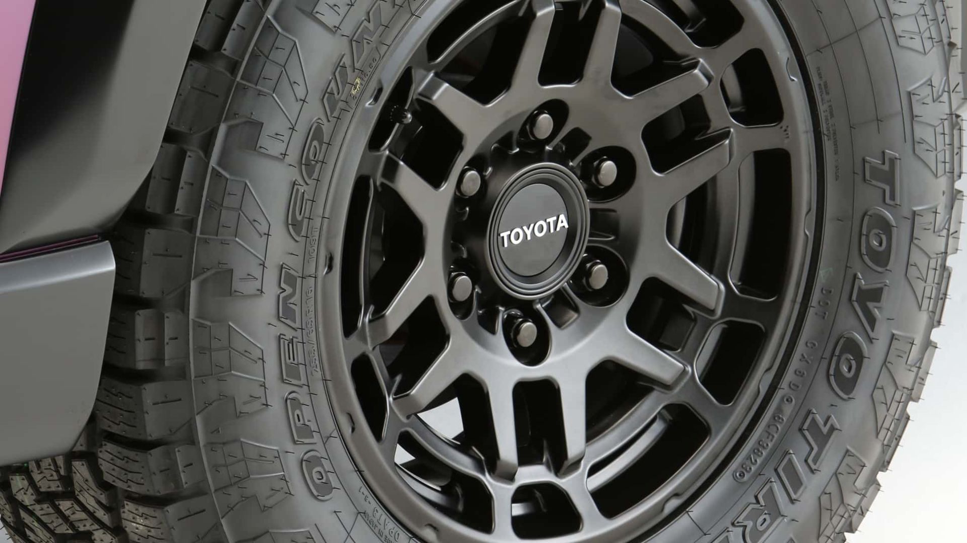 Corolla Cross Nasu Edition traz pintura camaleão roxa, tração integral e motor híbrido. Conceito da Toyota estreia no SEMA Show 2025.