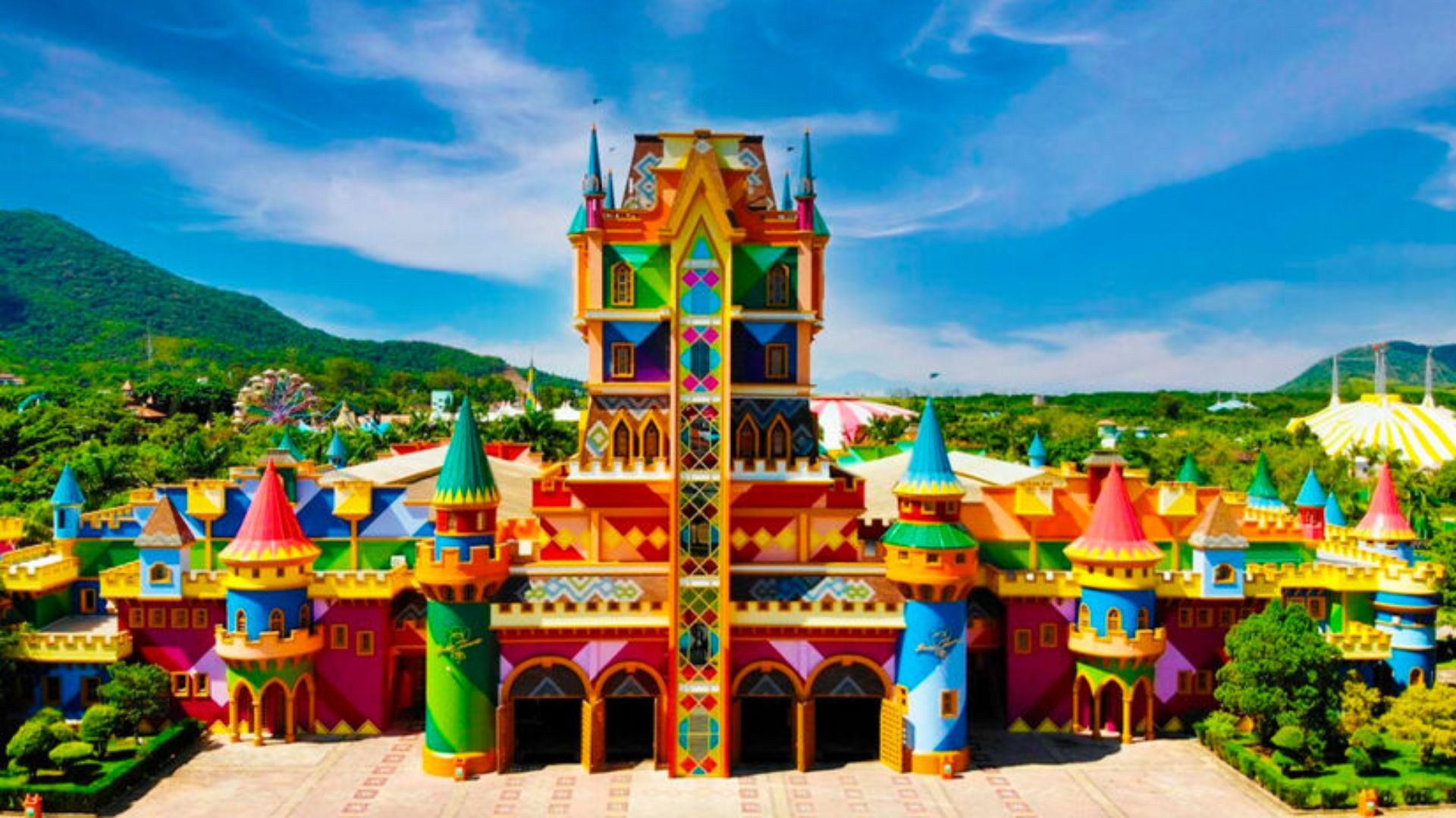 Beto Carrero World é eleito o 2º melhor parque do mundo pelo Tripadvisor e prepara montanha-russa inédita com seis recordes mundiais.