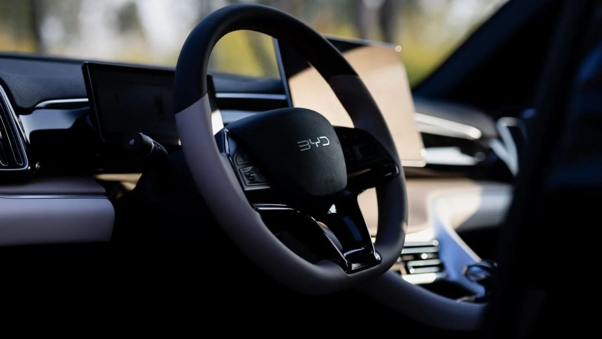 BYD Song Pro híbrido plug-in 2026 oferece 1.100 km de autonomia e mais de 220 cv, com preço especial para taxistas até outubro.