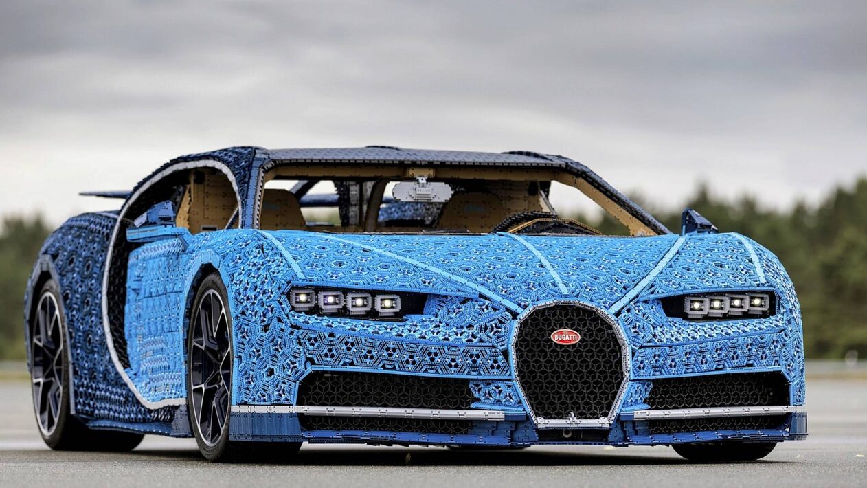 Em 2018, a LEGO chocou o mundo ao construir um Bugatti Chiron em tamanho real e totalmente funcional, feito com mais de 1 milhão de peças Technic e capaz de rodar a 30 km/h