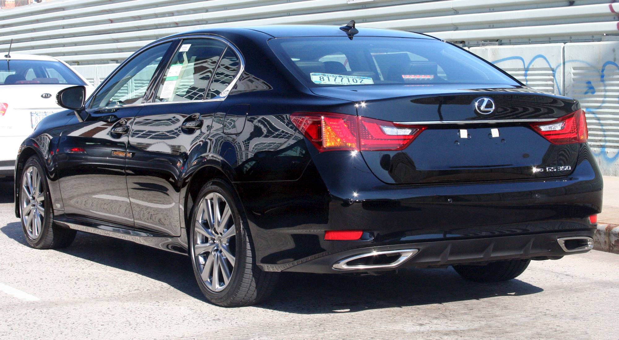 Com motor V6 3.5 de 272 cv e câmbio automático de 6 marchas, este sedã de luxo japonês que custava mais de R$ 250 mil hoje pode ser encontrado por cerca de R$ 99 mil; conheça o Lexus ES 350 2012