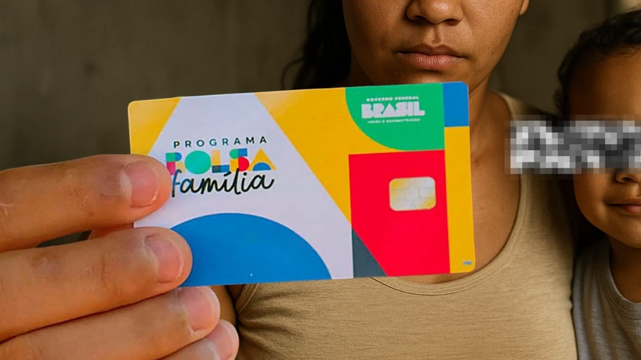 Fotografia realista em formato paisagem mostra uma mãe com bebê no colo segurando o cartão do Bolsa Família e olhando diretamente para a câmera. A cena transmite seriedade e simboliza o impacto do programa social no Brasil.