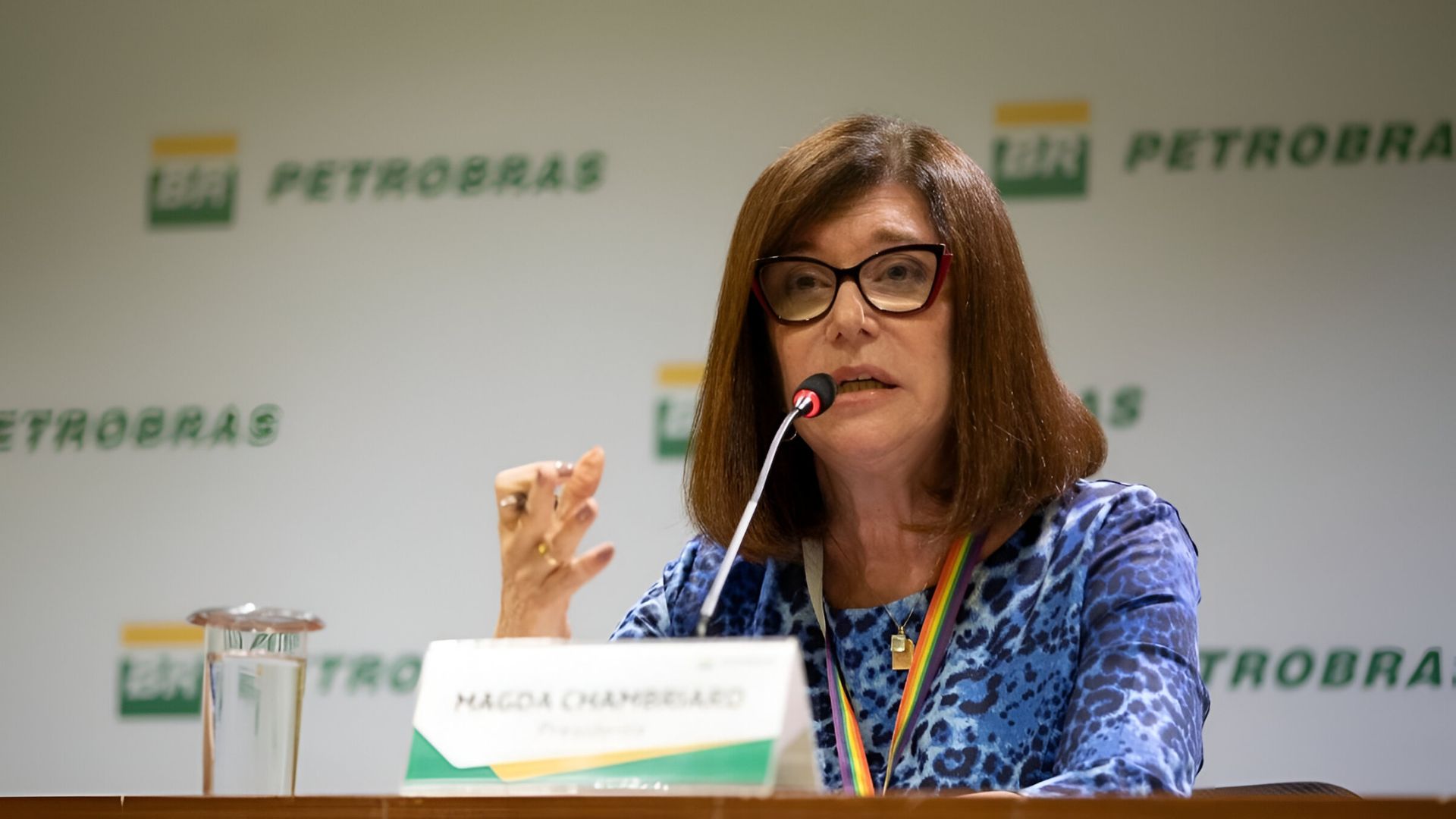 Magda Chambriard, presidente da Petrobras, fala em coletiva de imprensa oficial com fundo institucional da empresa.