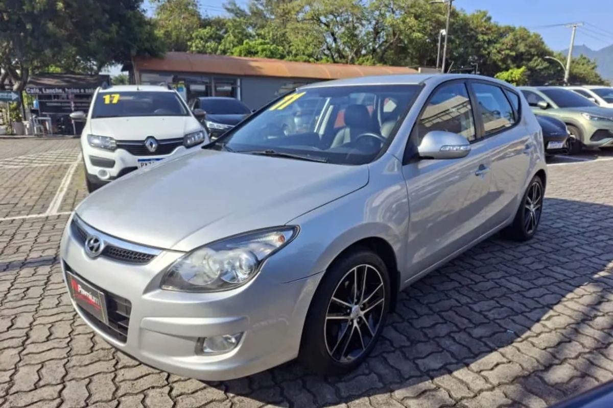 O Hyundai i30 2011 automático segue como hatch médio confortável, ainda valorizado entre usados na faixa dos R$ 40 mil.