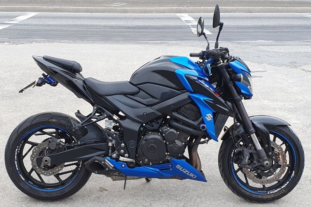 A Suzuki GSX-S750 2019 combina motor de quatro cilindros, suspensão KYB, freios com ABS e pede amortecedor de direção para domar toda a esportividade com equilíbrio e segurança.