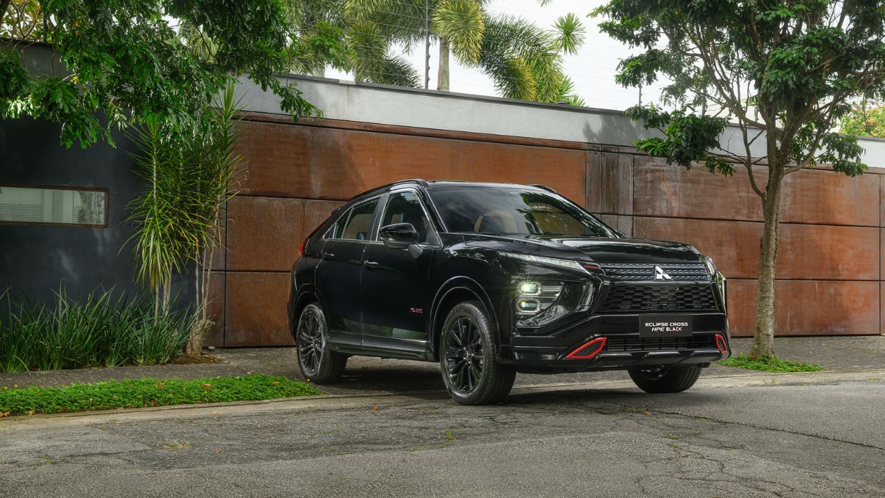 Ao volante, o Mitsubishi Eclipse Cross HPS 2026 prioriza o conforto absoluto com uma suspensão extremamente macia que garante um rodar suave e silencioso, sacrificando a esportividade em favor da absorção de impactos.
