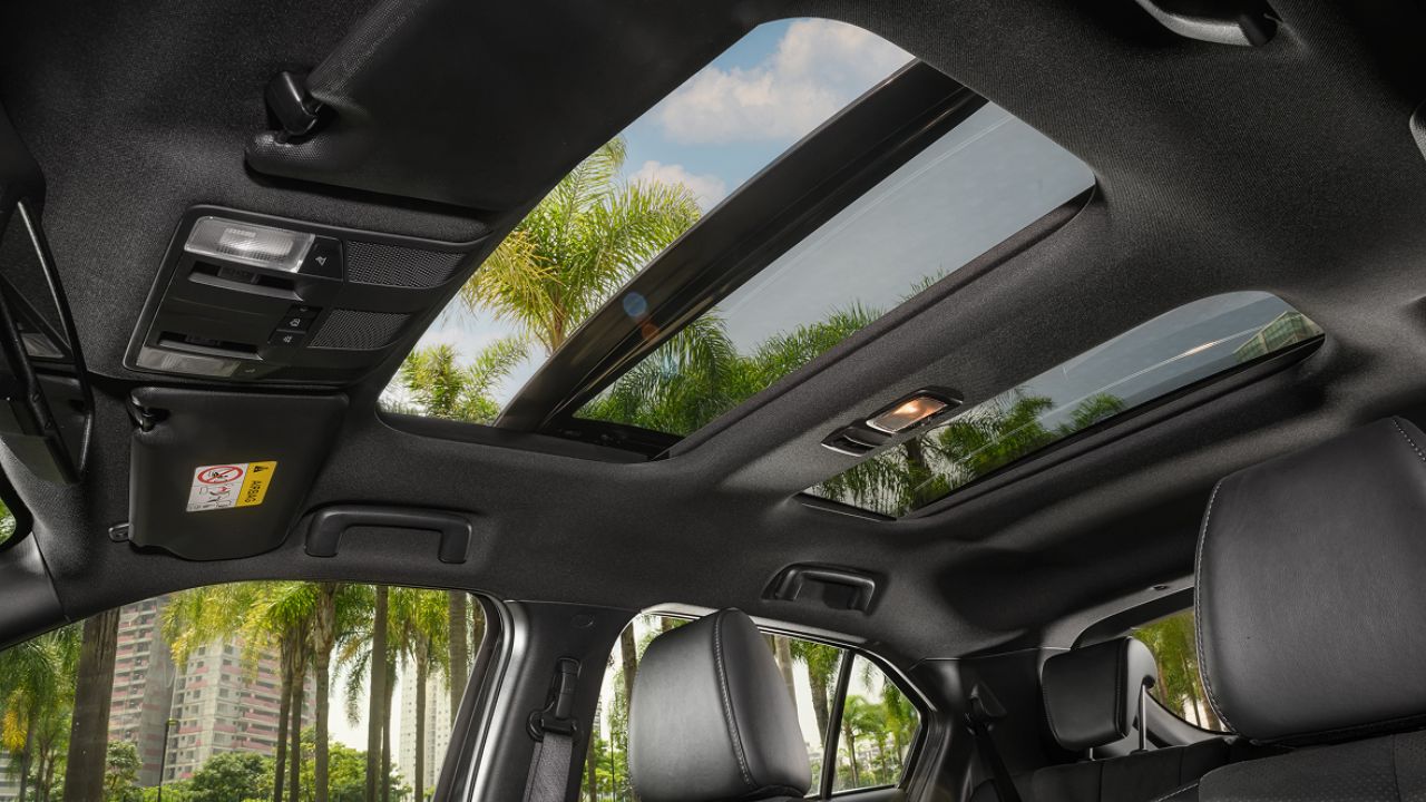 O Mitsubishi Eclipse Cross HPS 2026 se destaca por seu teto solar panorâmico duplo, composto por uma parte dianteira que abre para ventilação e uma seção traseira de vidro fixo que amplia a luminosidade para os ocupantes de trás.