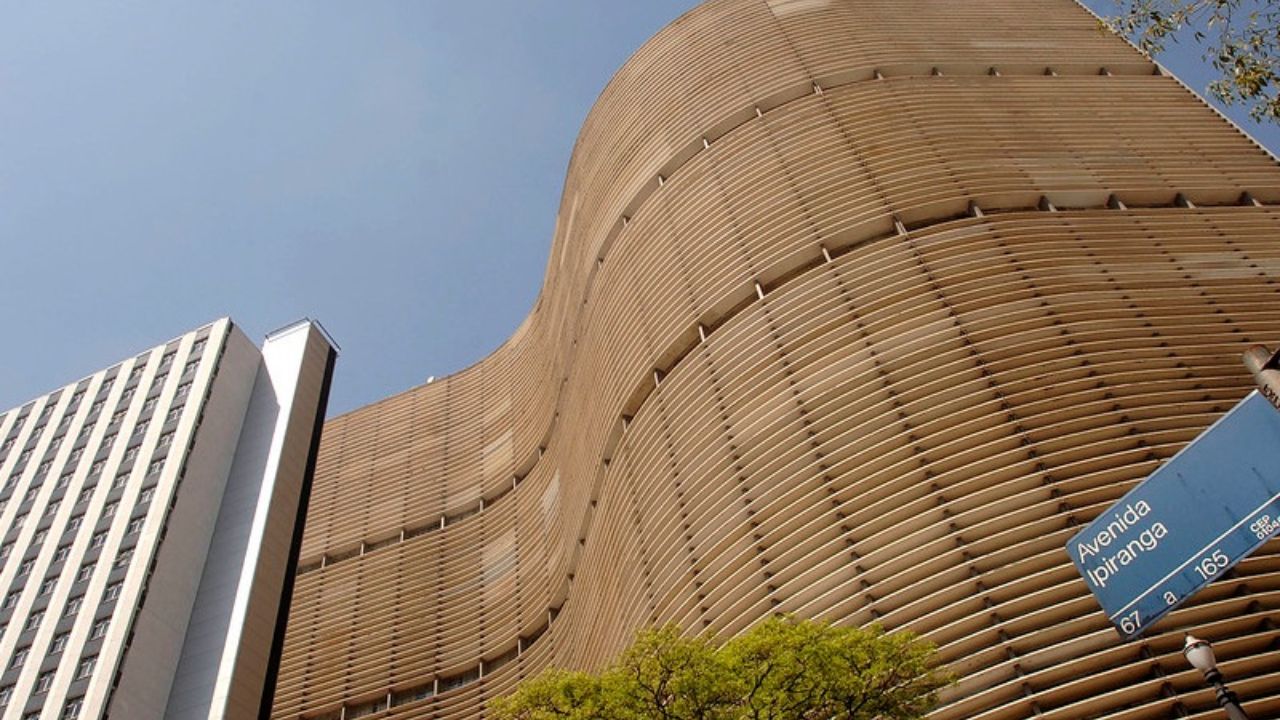 O gigante em forma de "S" com 1.160 apartamentos que tem seu próprio CEP e abriga uma "cidade" de 5.000 moradores em SP