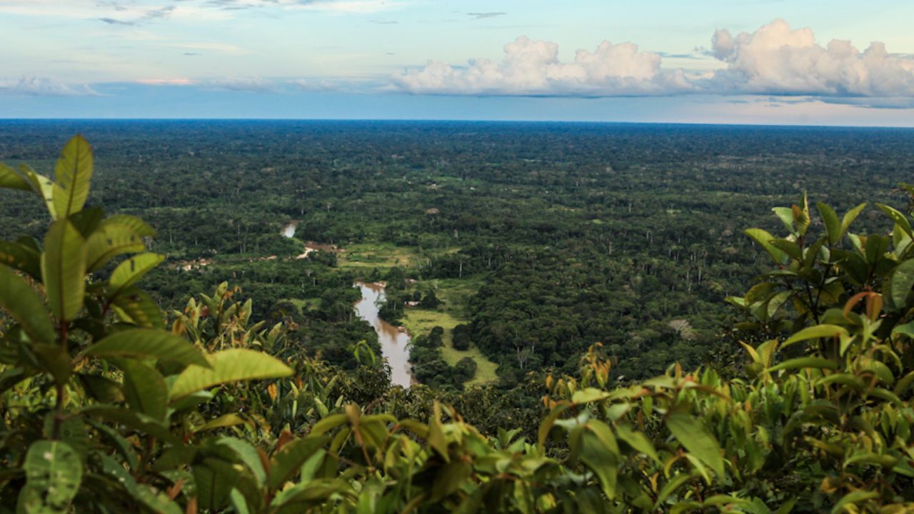 O município mais a oeste do Brasil tem fuso horário próprio de 2 horas a menos que Brasília, abriga uma serra amazônica com relevo andino e registra o último pôr do sol do país