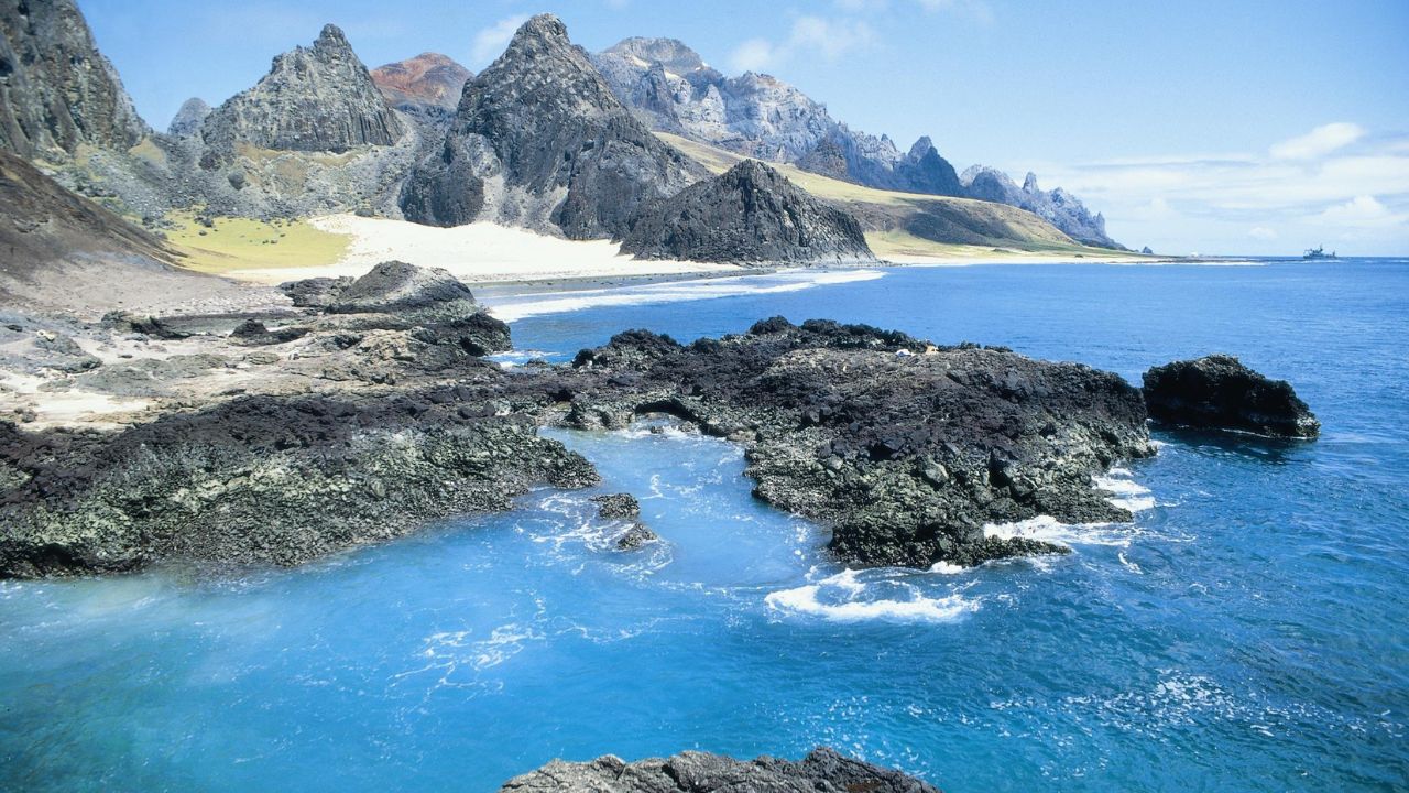 O ponto mais oriental do Brasil é um arquipélago vulcânico a 1.200 km da costa, abriga as rochas mais jovens do país e tem acesso restrito a militares e cientistas autorizados pela Marinha