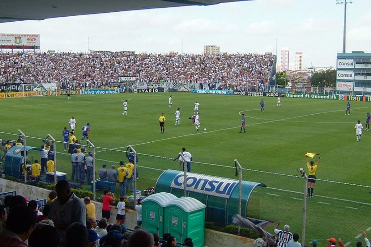 A Polícia Federal investiga uma organização criminosa ligada ao tráfico internacional que usou um clube de futebol de São Paulo na lavagem de dinheiro.
