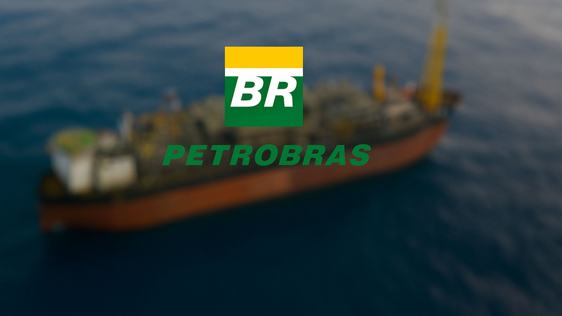 Visão aérea desfocada de uma embarcação FPSO no oceano com o logotipo da Petrobras centralizado em destaque.
