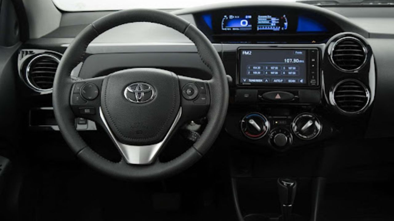 Por cerca de R$ 50 mil, oferecendo motor 1.5 de 107 cv e um porta-malas gigante de 562 litros, o Toyota Etios Sedã se destaca pela robustez inquestionável