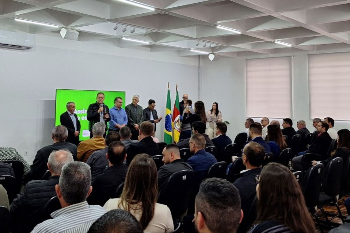 A recuperação de estradas rurais tem se consolidado como uma prioridade no Rio Grande do Sul, especialmente após os severos impactos das enchentes de 2024