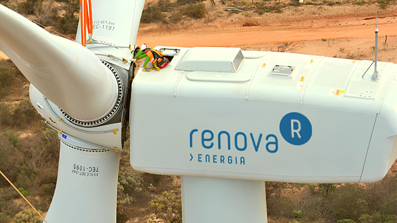Técnico realiza manutenção em aerogerador da Renova Energia em parque eólico na Bahia, destacando a escala da infraestrutura e a segurança operacional.