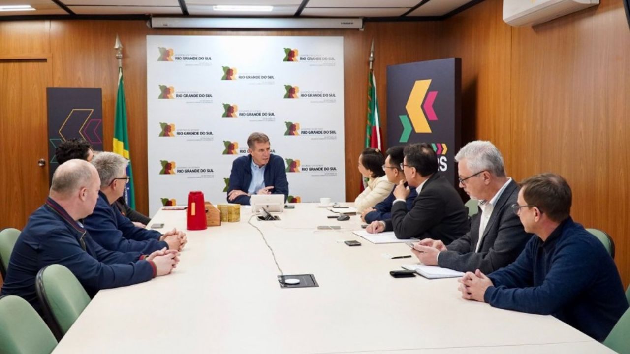 Reunião oficial entre representantes da empresa chinesa To High Hydrogen Testing e o governo do Rio Grande do Sul, com o governador Eduardo Leite ao centro, discutindo parcerias em hidrogênio verde