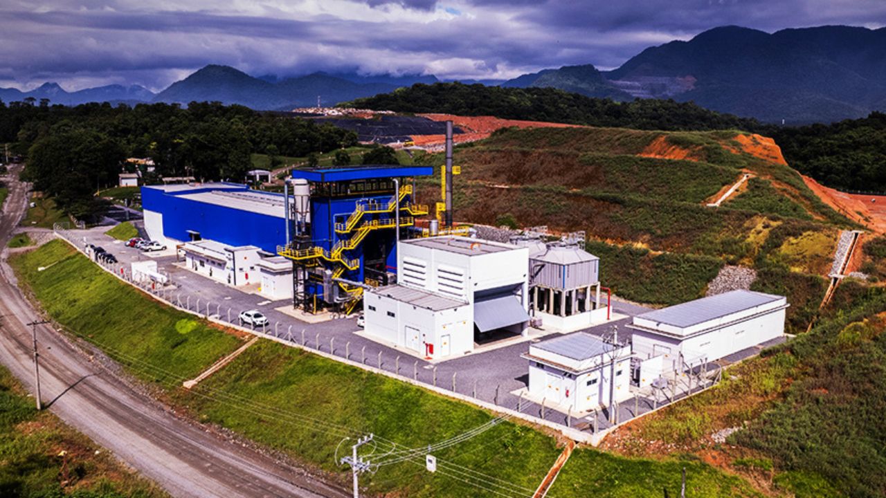 Instalação industrial de recuperação energética em área verde de Joinville, com estruturas modernas e integração ao ambiente natural.