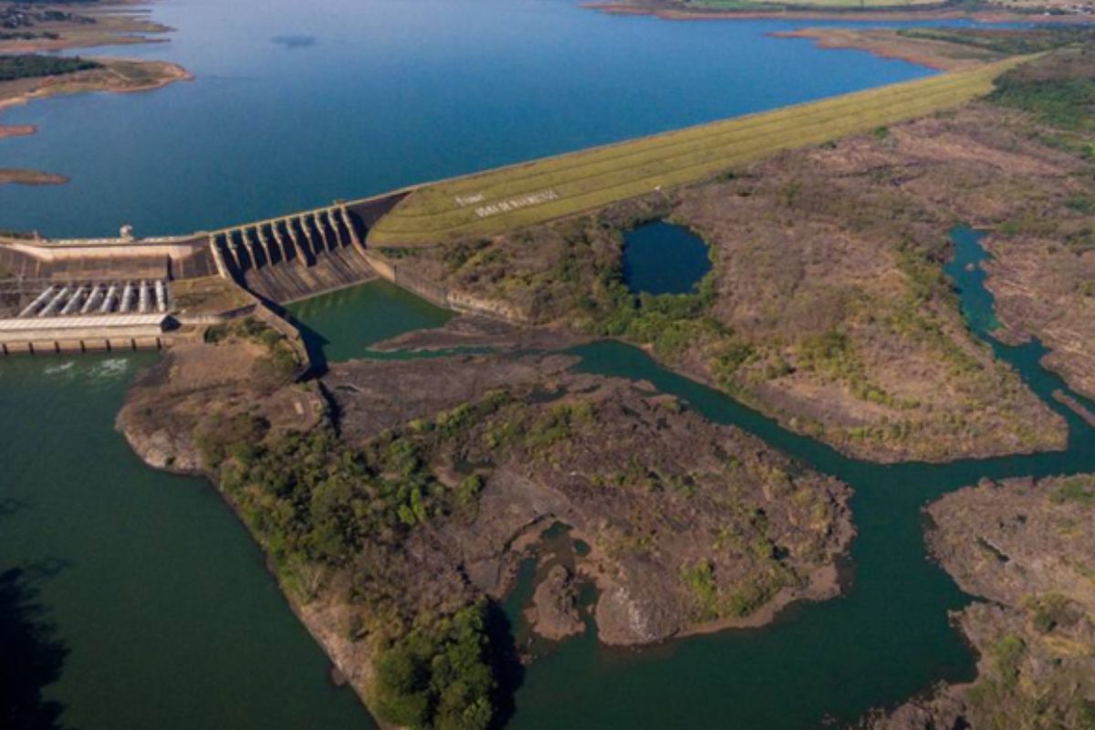 A segurança hídrica no Brasil voltou ao centro do debate com o novo relatório do Ministério de Minas e Energia (MME), que propõe um conjunto de estratégias para modernizar a gestão dos reservatórios e aprimorar a governança dos recursos hídricos