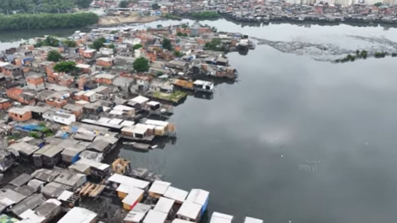 Situado a apenas dois metros acima do nível do mar, o município com a maior favela de palafitas do Brasil enfrenta o risco constante de inundações por rios e marés