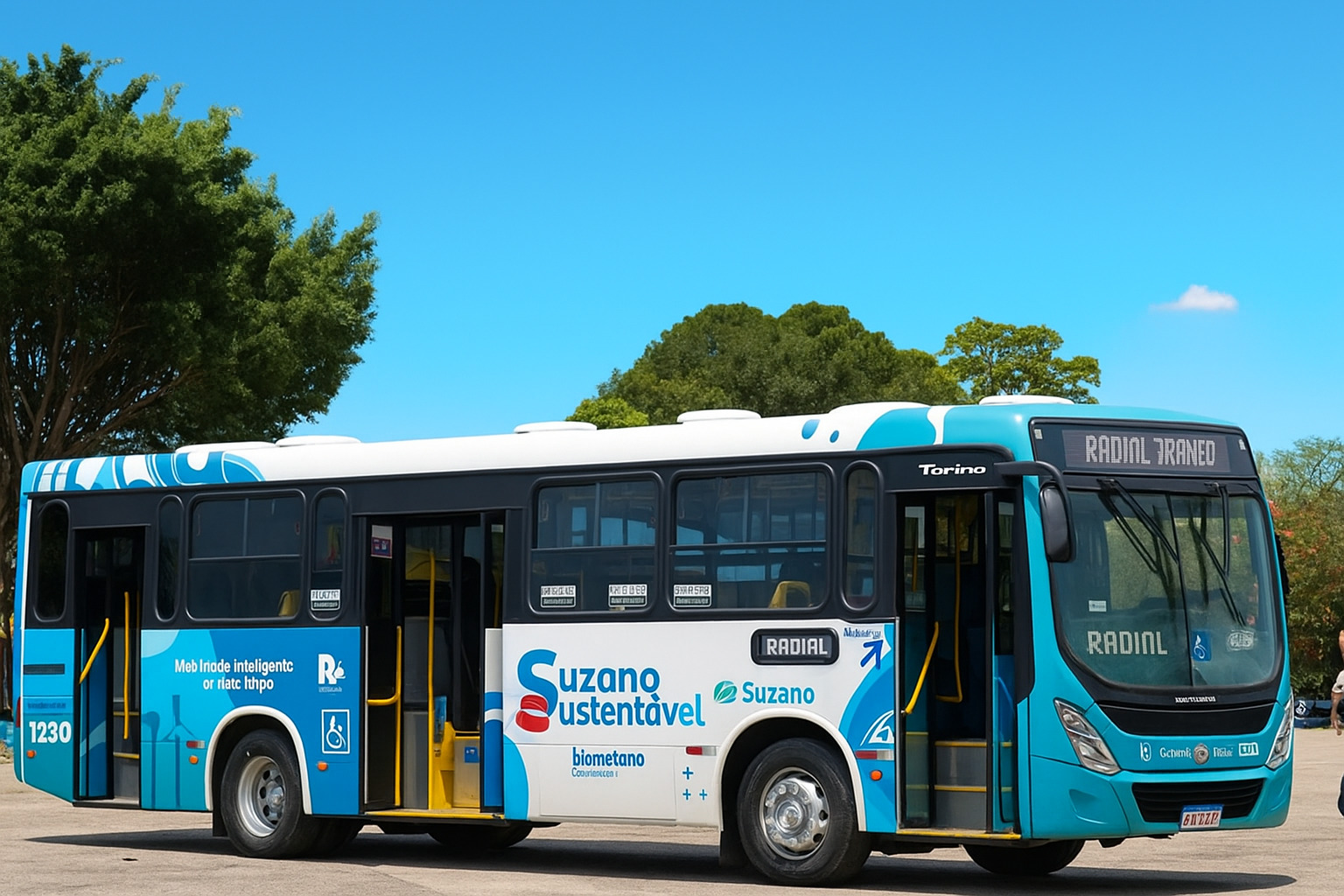Ônibus sustentável da Suzano em área aberta com céu limpo e poucas nuvens.
