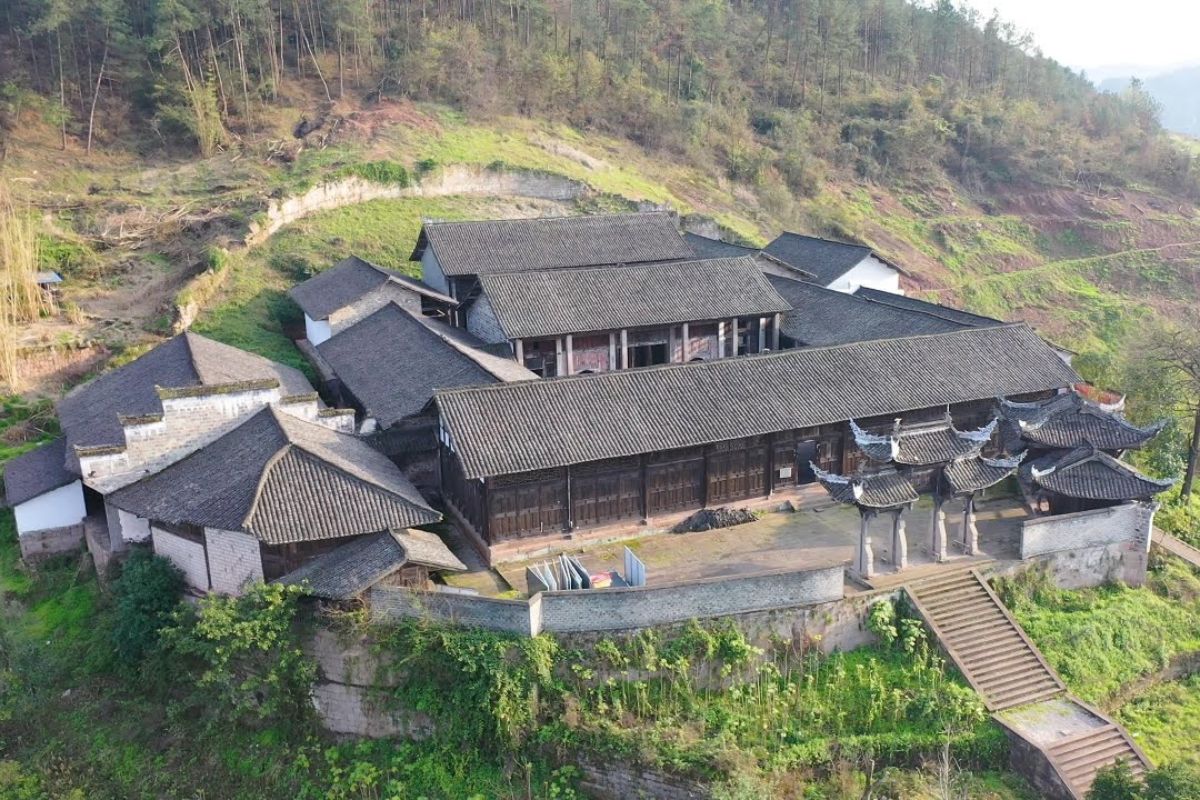 O Templo Wuhuo, santuário erguido há 400 anos nas montanhas de Chongqing, revela a arquitetura da Dinastia Ming ainda intacta entre colinas e silêncio.