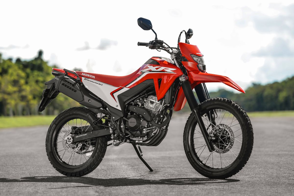 A Tornado 300 da Honda tenta reviver o espírito trail, mas preço alto e foco no conforto mostram por que o retorno virou lição para o mercado.