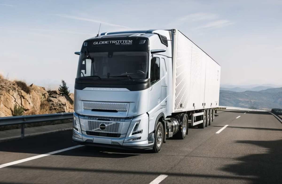 Volvo amplia vendas de caminhões a biogás com autonomia de 1.000 km, motores potentes e redução de CO₂ de até 100% em rotas de longa distância