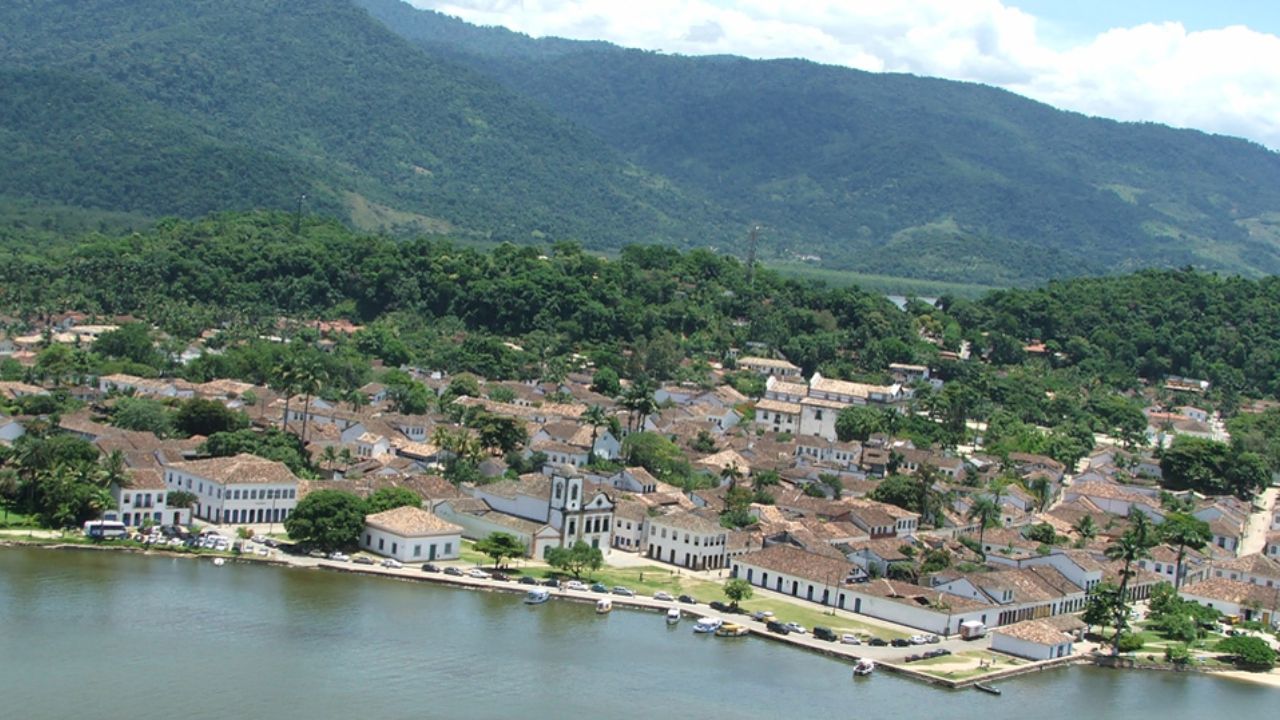 Viaje no tempo na cidade colonial onde o tráfego de carros é proibido no centro histórico e a iluminação noturna é feita por lampiões que preservam a atmosfera do século XVIII