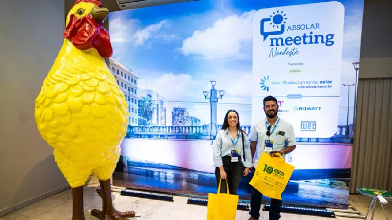 O ABSOLAR Meeting Nordeste, que acontece em 16 de outubro em Recife, reunirá especialistas e empresários para discutir energia solar, eletromobilidade e armazenamento energético. A região já atraiu mais de R$ 39,6 bilhões em investimentos, segundo a ABSOLAR. Fonte: ABSOLAR Meeting