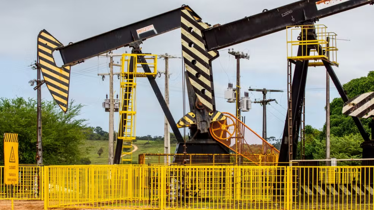 A produção de petróleo em Sergipe cresceu 1,5% em agosto de 2025, alcançando média de 13,5 mil barris por dia. O aumento é puxado pela extração terrestre, que responde por mais de 99% da produção estadual. Fonte: G1 Sergipe