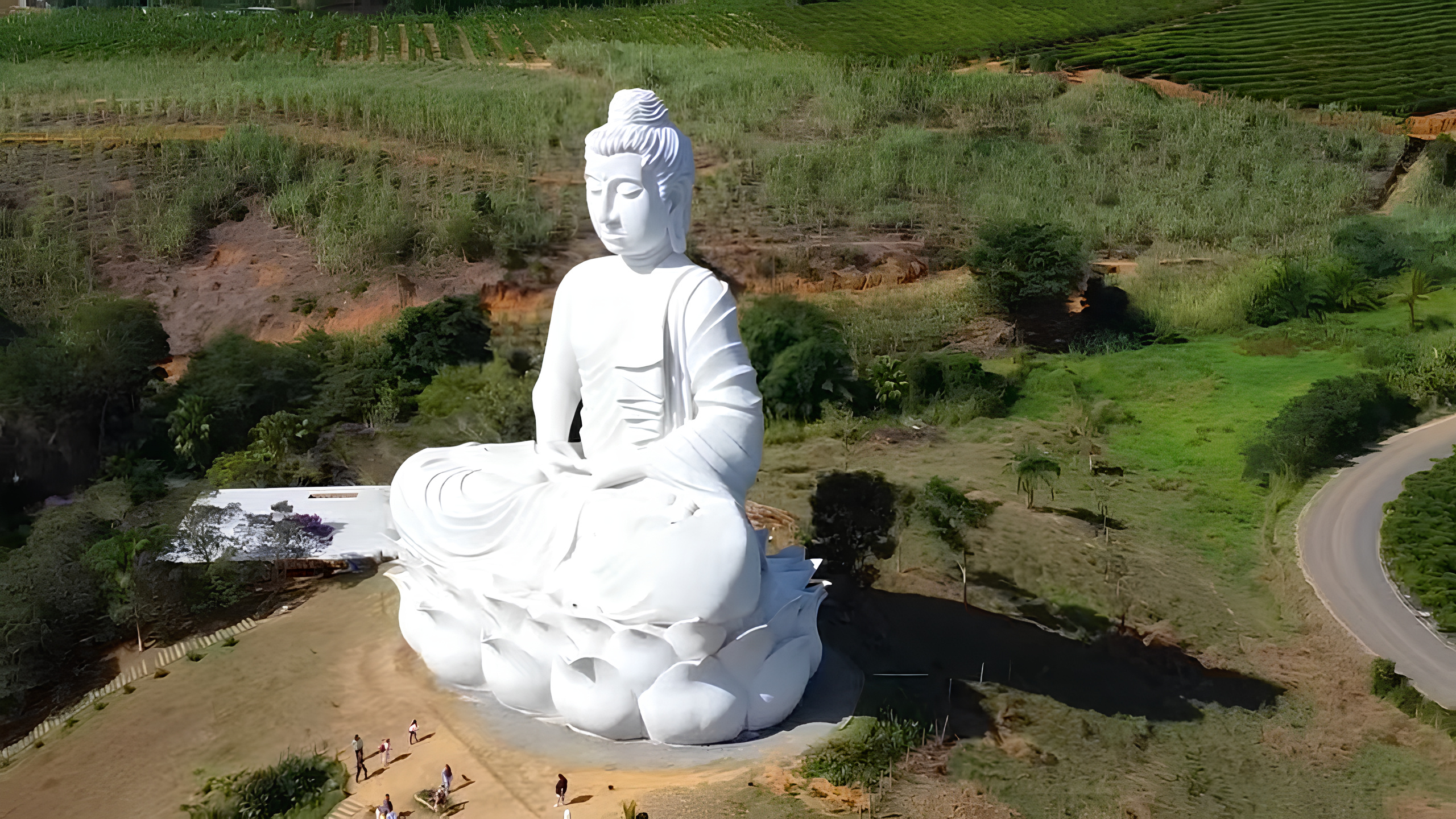 Uma escultura de 35 metros e 350 toneladas de ferro, aço e concreto: o Buda de Ibiraçu, maior estátua de Buda das Américas e a segunda maior do mundo surpreende brasileiros