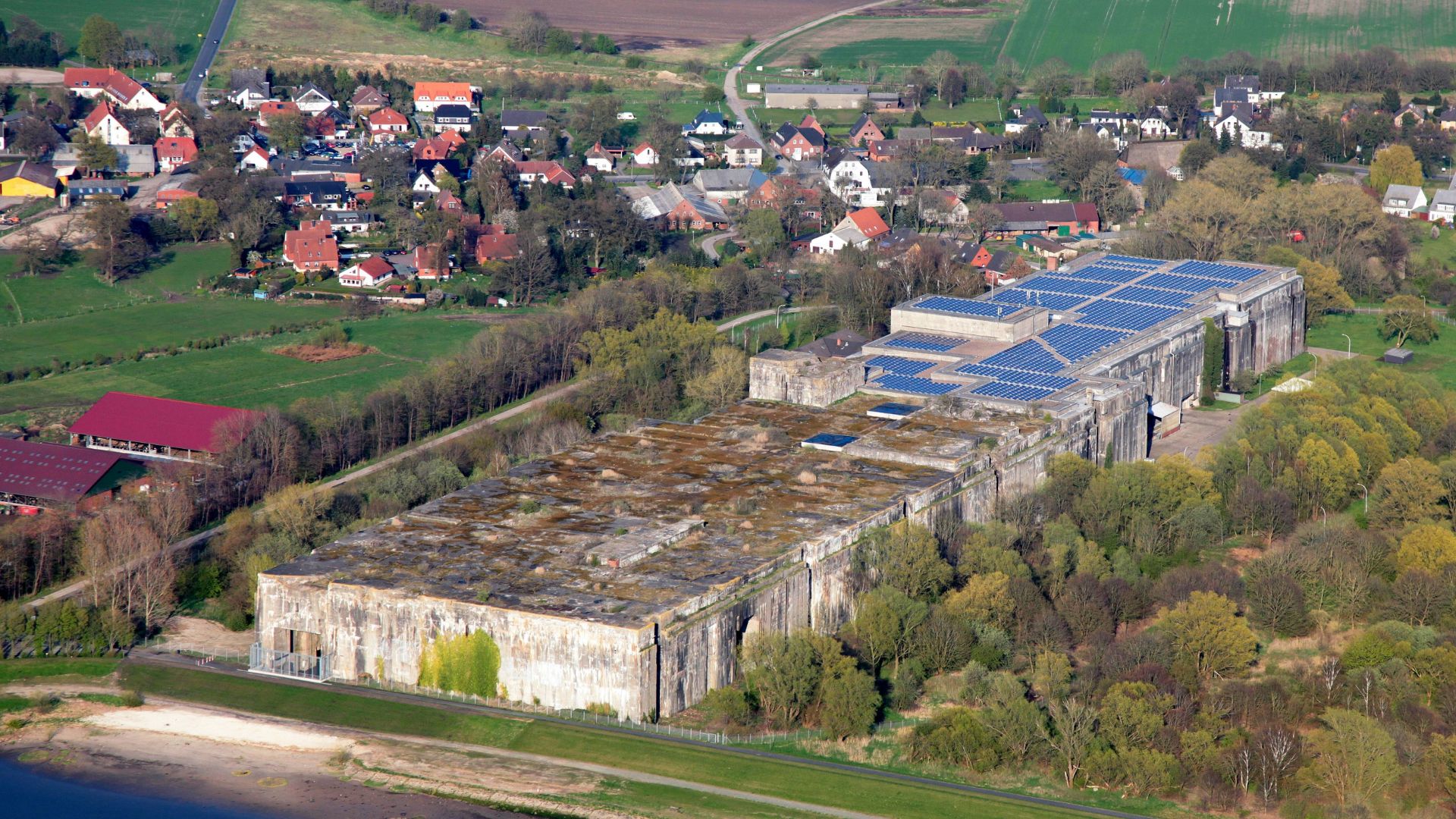 Interior do Bunker Valentin em Bremen, com paredes de concreto e atmosfera sombria, símbolo da Segunda Guerra Mundial.