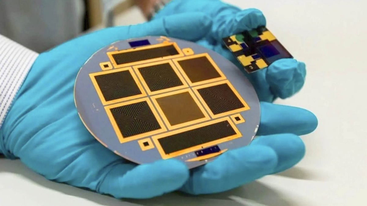 Japão desenvolve super painel solar de 20 GW com perovskita, promete energia mais barata, híbrida com eólica e matriz limpa até 2050.