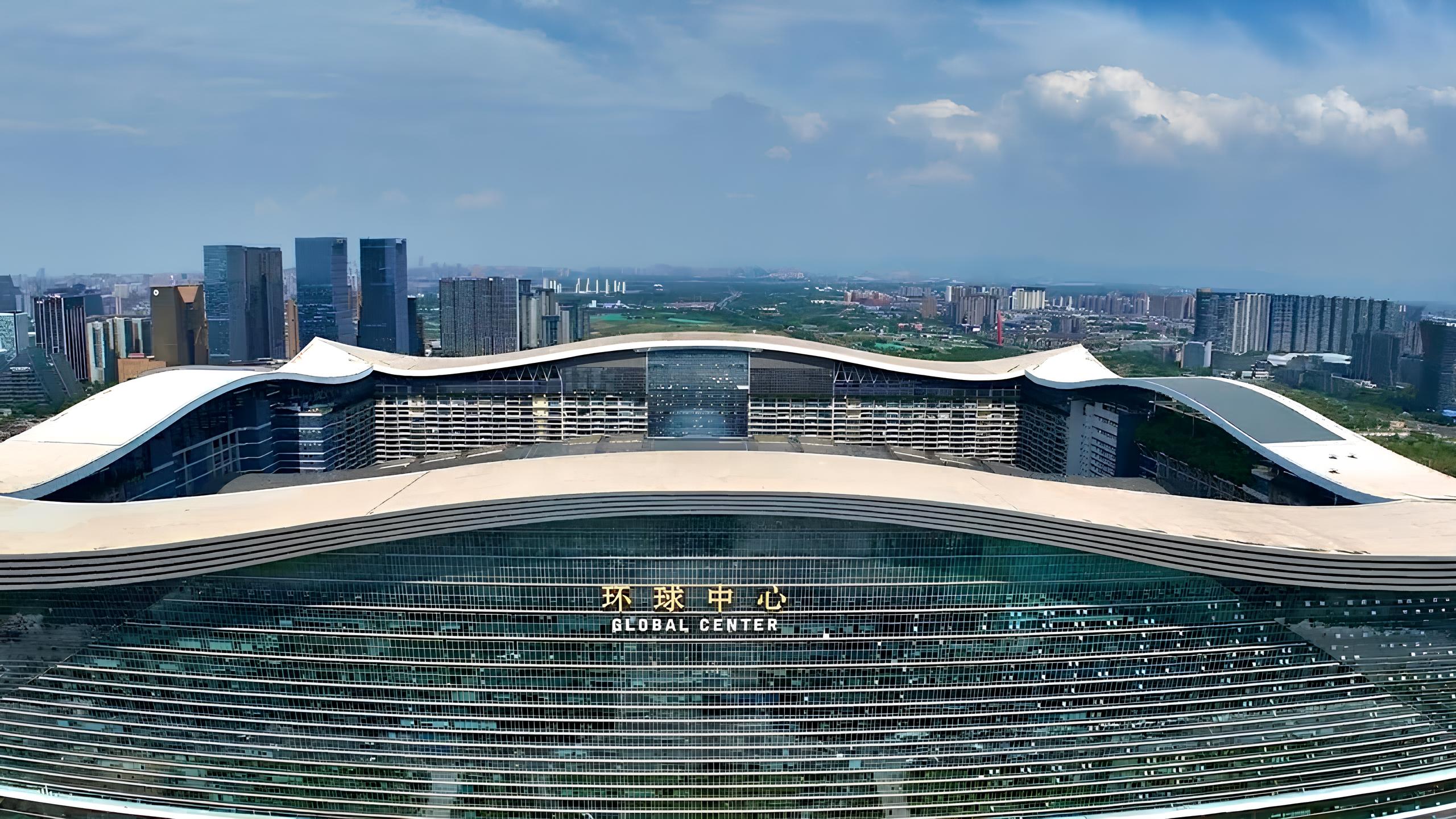 Com 1,76 milhão de m², 500 metros de comprimento e 400 de largura, o edifício mais largo do mundo