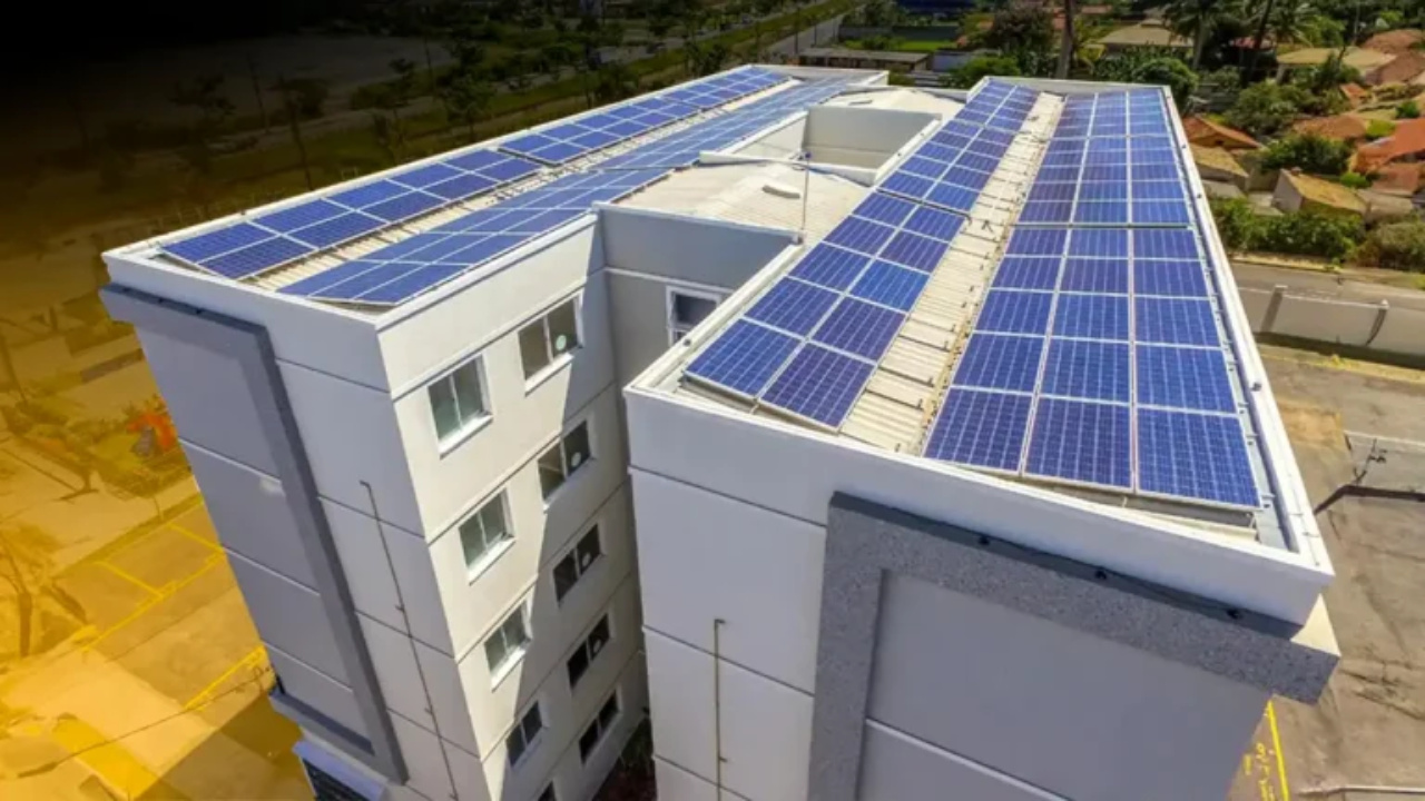 Iniciativa pioneira no Ceará cria modelo de investimento em condomínio solar que oferece descontos de até 75% na conta de energia elétrica para moradores de apartamentos e salas comerciais. Fonte: E4