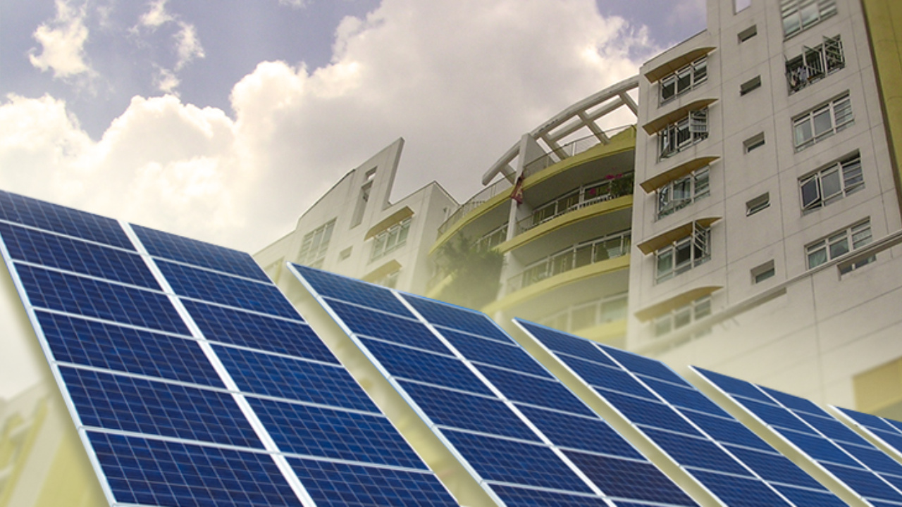 A energia solar coletiva vem conquistando espaço em condomínios no Brasil, prometendo economia e valorização imobiliária. No entanto, especialistas alertam para os riscos jurídicos e a necessidade de planejamento financeiro e técnico adequado.